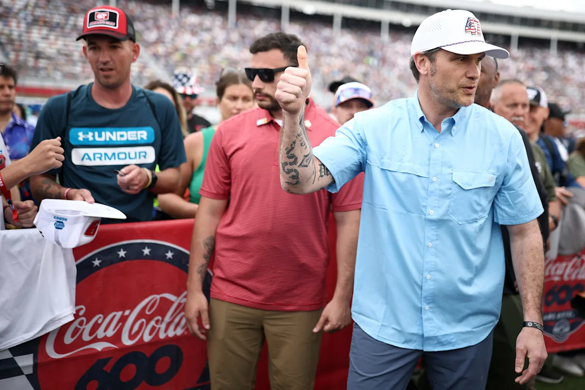 Pete Hegseth Hadiri NASCAR, Mulai Balapan di Pangkalan Angkatan Laut